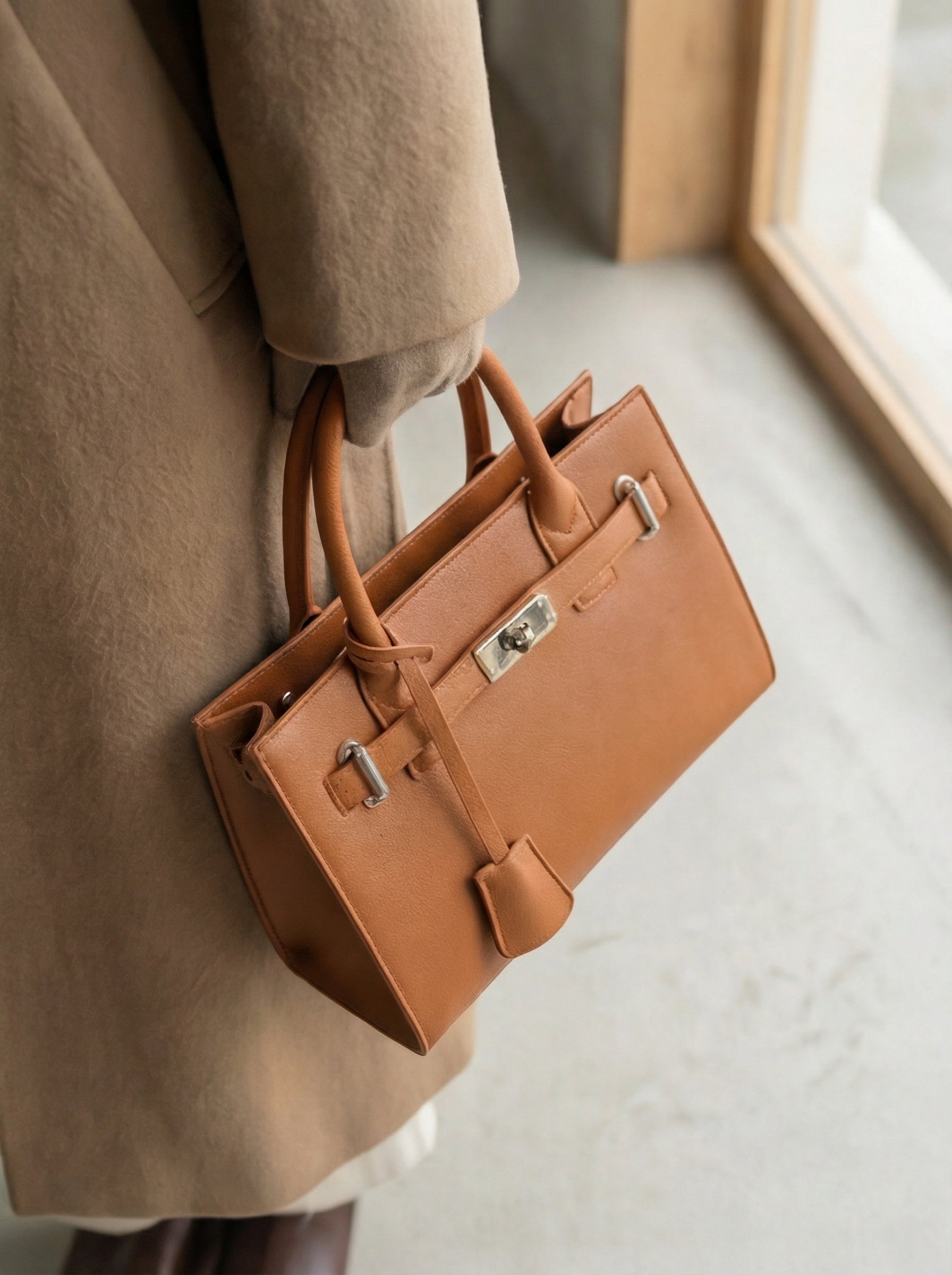 Liorah | Bolso grande de piel vegana con cartera 